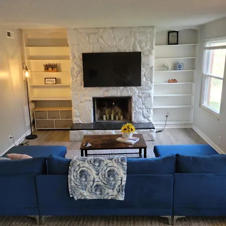Cheerful 3 Bedroom Townhouse In Central Nashville